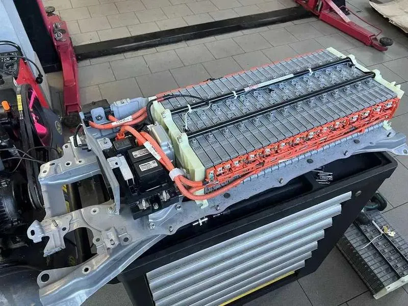 Jak długo żyje bateria w samochodzie hybrydowym? Oto co warto wiedzieć