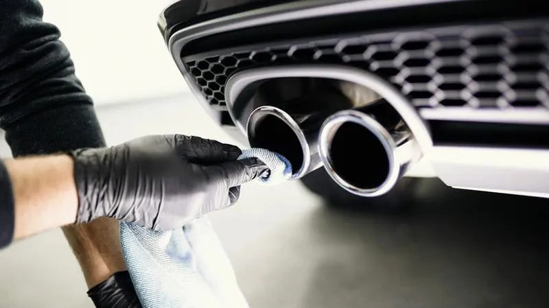 Skuteczne sposoby na to, jak wyczyścić końcówki wydechu w twoim aucie